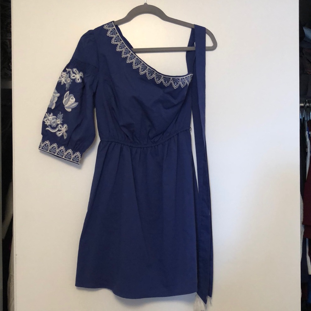 One shoulder blue dress with embroidery